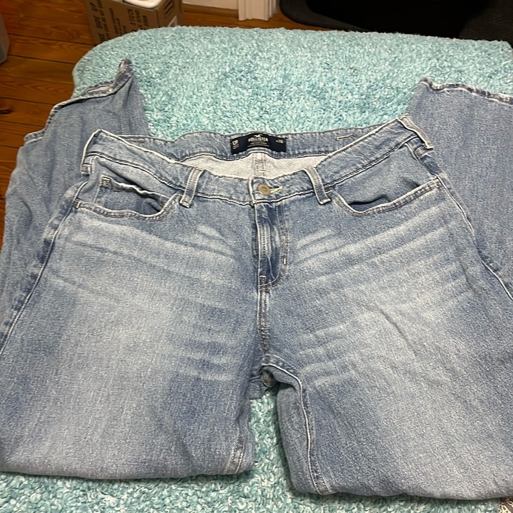 Hollister Light Wash Low-Rise Baggy Jeans